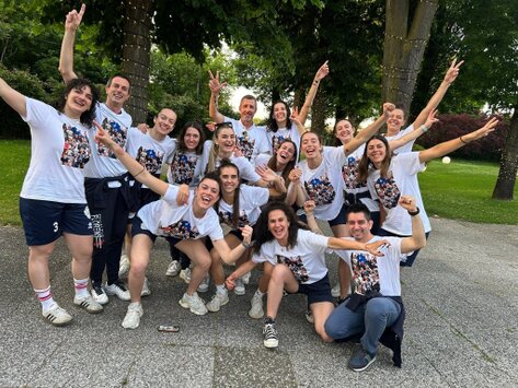 Tifosi di pallavolo che festeggiano sugli spalti