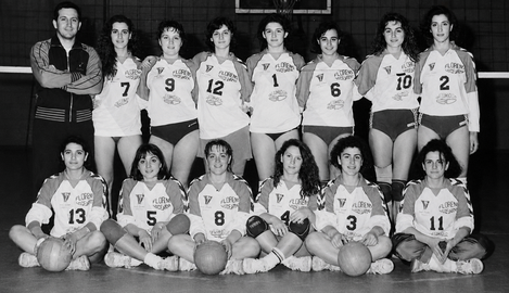 Squadra femminile di pallavolo Florens Vigevano in una foto storica di gruppo