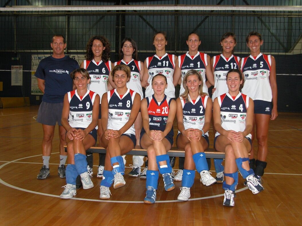Azione di muro in una partita decisiva di pallavolo femminile