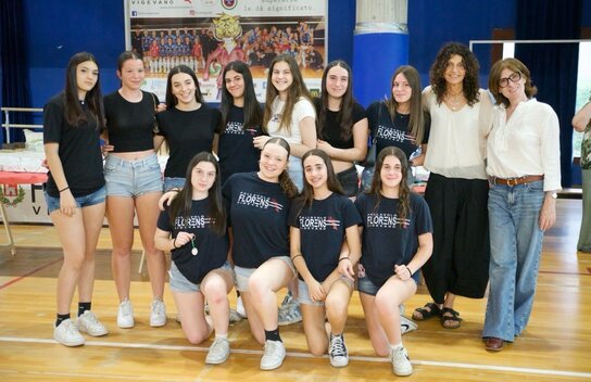 Giovani atlete di pallavolo durante un allenamento