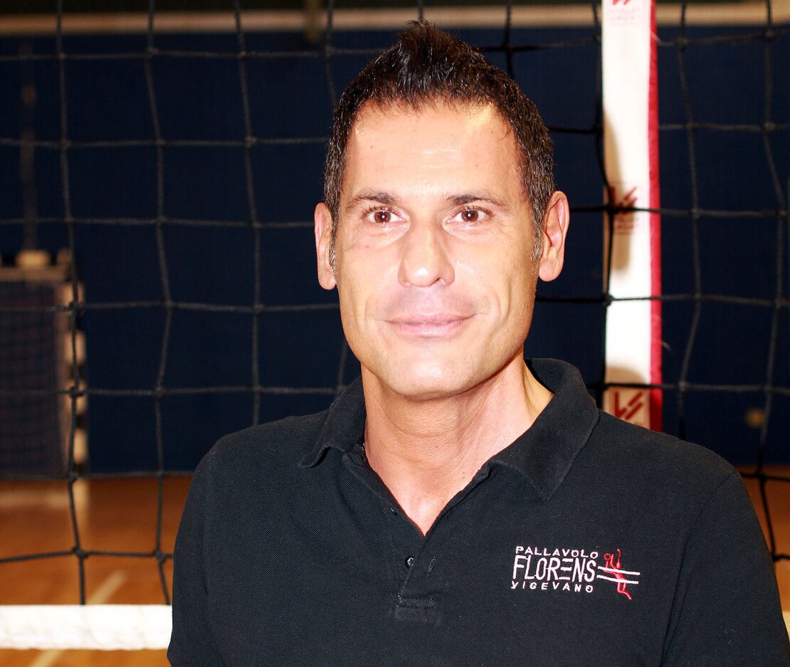 Allenatore di pallavolo che dà indicazioni alla squadra durante un time-out