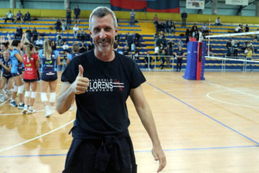 Allenatore che parla alla squadra di pallavolo in panchina
